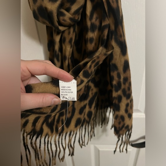 Cheetah print scarf - Picture 3 of 3